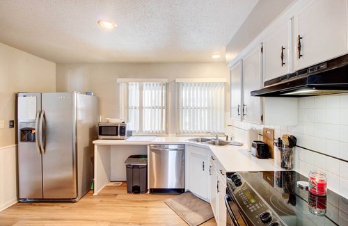 Overland Park Condo | Pleasant Condo - 14 Mi to Dtwn Kansas City