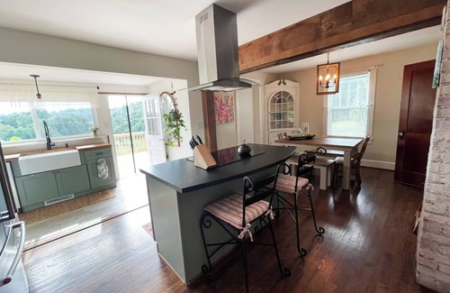 Ironto House | Pleasant CottagenSunrise & Sunset Mountain Views