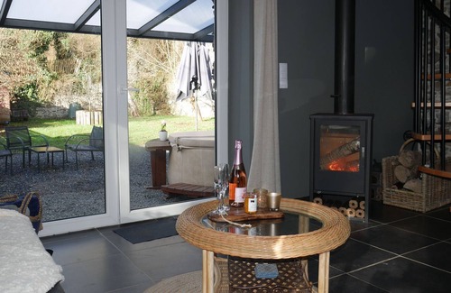 Burdinne House | Pleasant Holiday Home in Burdinne with Hot Tub