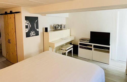 Le Coudray Bed & Breakfast | Pleasant independent room overlooking the town of Le Coudray.