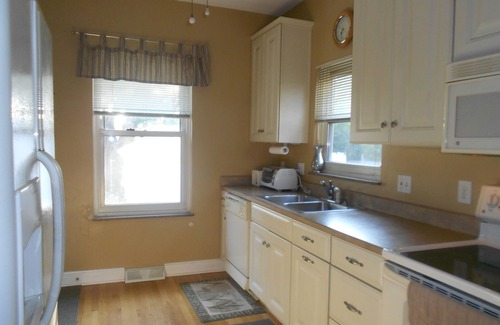 Roselawn Finance House | Pleasant Ridge - 8 miles from downtown Cincinnati in a walking neighborhood