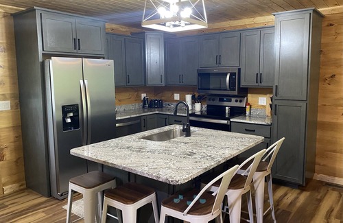 Irvine Cabin | Pleasant View - A brand new riverfront getaway!