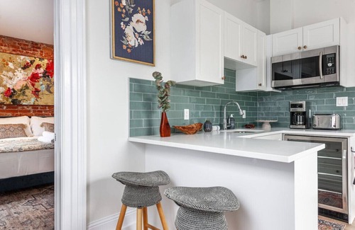 Stratford Apartment | Plums Unit 1: Downtown - King