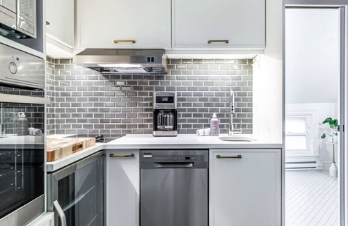 Stratford Apartment | Plums Unit 3: Downtown King