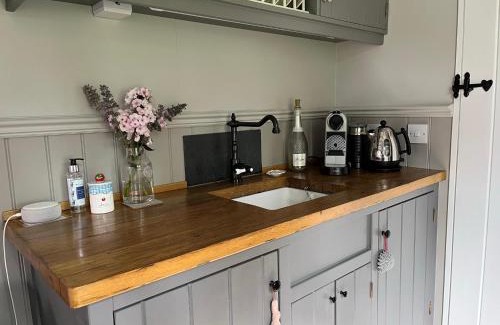 Kippen House | Poachers Hut at Keepers Cottage - Hot Tub & Pizza Oven - Trossachs