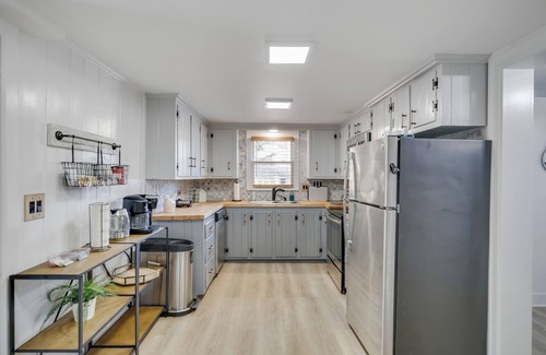 Newfoundland Other | Pocono Family Farmhouse w/king bed and game room!