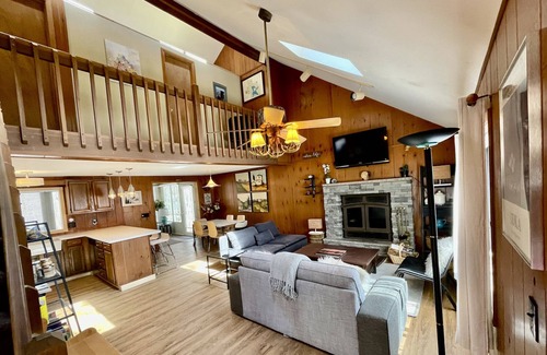 Thornhurst House | POCONO MOUNTAINS Swim Bike Hike Fish Grill Firepit Wifi Pool Arrowhead Lake
