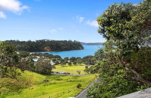 Mahurangi East House | Pohutukawa Paradise - Martins Bay Holiday Home