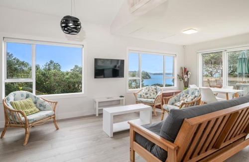 Mahurangi East House | Pohutukawa Paradise - Martins Bay Holiday Home