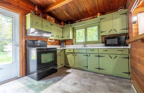 Huron-Kinloss Cottage | Point Clark Waterfront log Cabin