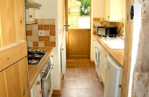 Westbrook Court Cottage | POINT COTTAGE, pet friendly, with open fire in Preston-On-Wye