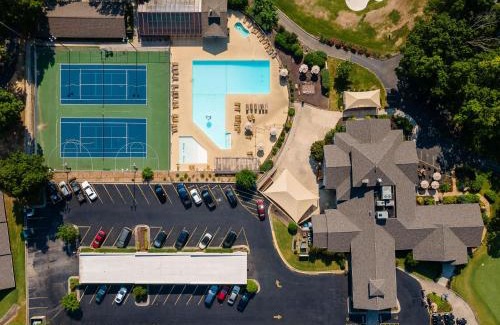 Table Rock Apartment | Pointe Royale Resort - Lake access, Hot tub, Pools, Gym, Golfing, Trails,