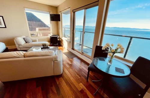 Otter Point Cabin | Points West Oceanfront Rooftop suite