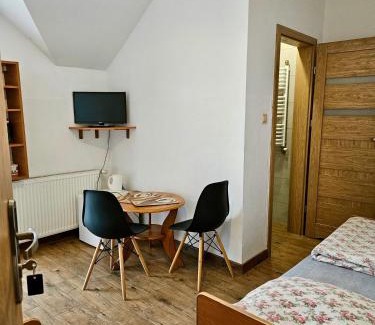 Zloty Potok House | Pokoje Gościnne Złoty Potok Jura Krakowsko Częstochowska Dom w zaciszu podwórka