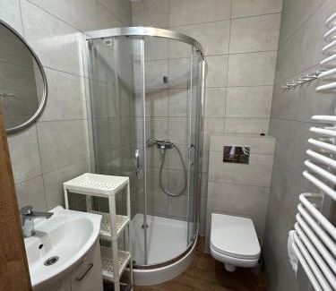 Zloty Potok House | Pokoje Gościnne Złoty Potok Jura Krakowsko Częstochowska Dom w zaciszu podwórka