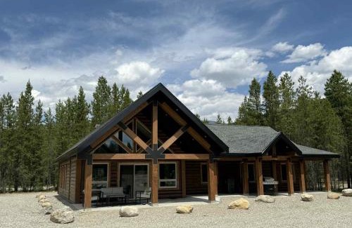 Valemount Villa | Polar Den Cabin