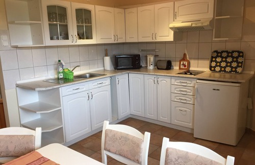 Balatonmariafurdo Apartment | Poldis Villa only 50m to the lake (DHH Lujza)