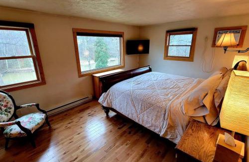 Stanardsville House | Pond View (Second bedroom at extra cost)