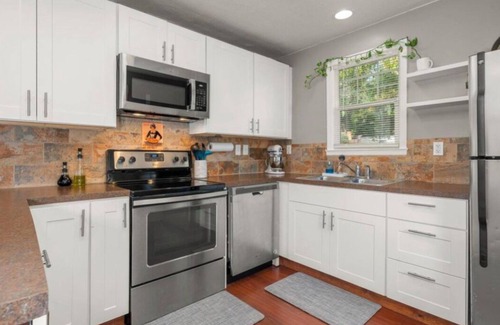 West Spokane House | Ponderosa patio with AC, WiFi, mins from airport, downtown & arboretum