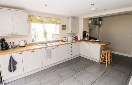 Ammanford Cottage | PONDFIELD GATE, family friendly, character holiday cottage in Cwmgors