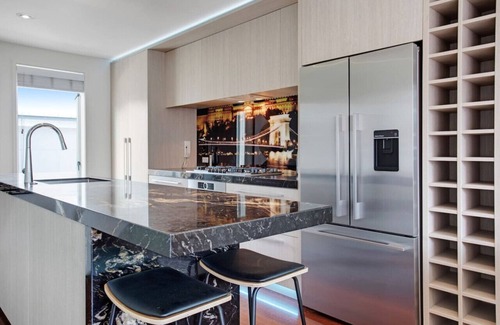 Ponsonby Apartment | Ponsonby Terrace Apt with Carpark & Sky Tower View