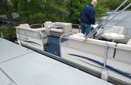 Burtrum Boat Rental | Pontoon Boat 21 ft. Perfect for a tour of the lake!