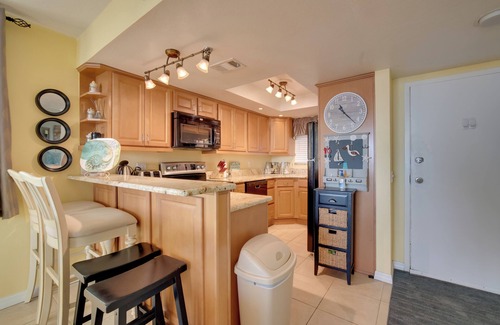 Hudson Condo | Pool Access: Waterfront Hudson Condo!