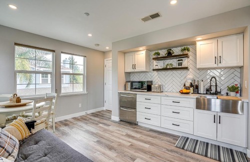 Brentwood Apartment | Pool and Hot Tub Access Brentwood Getaway!