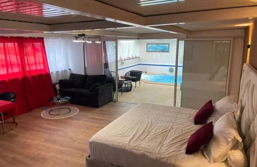 10th Arrondissement Enclos-St-Laurent Apartment | Pool & Chill