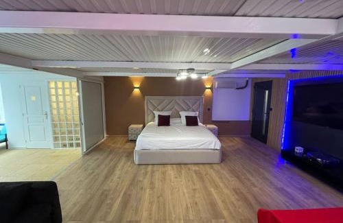10th Arrondissement Enclos-St-Laurent Apartment | Pool & Chill