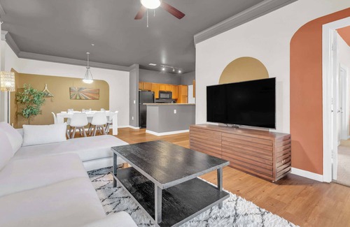 Arcadia Apartment | Pool, Gym & Central Location! 2- King Beds