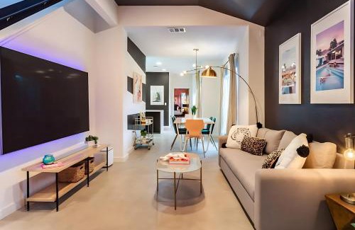 Govalle House | Pool Hot Tub School Bus - Downtown 5 min drive