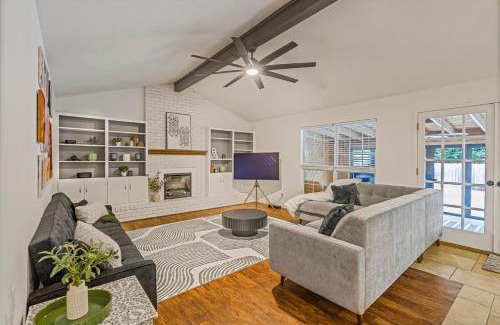 Franklin Park House | Pool House - Hot tub - Close to DT- Airport -Lounge