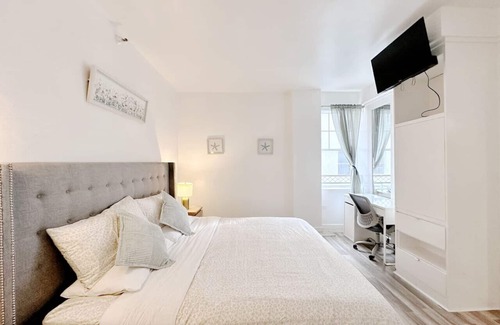 South Pointe Hotel | Pool & Jacuzzi! Walk to beach, South Point Pier,