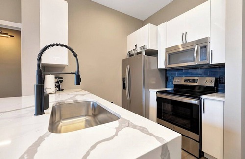 Fourth Ward Condo | POOL, ROOFTOP, SKYLINE VIEW in Downtown Charlotte