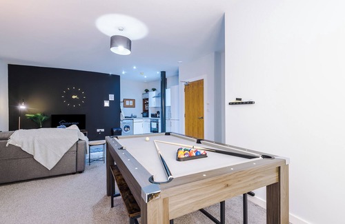 The Docks Apartment | Pool Table, Stunning 2Bed Apt, Central Liverpool