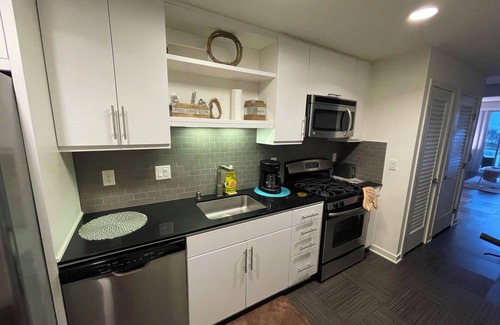 Del Rey Apartment | Pool view breathtaking Studio in heart of Marina Del rey free parking