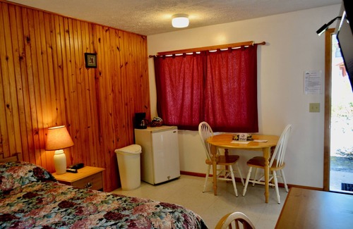 Bull Shoals Resort | Pool View Queen Bed.