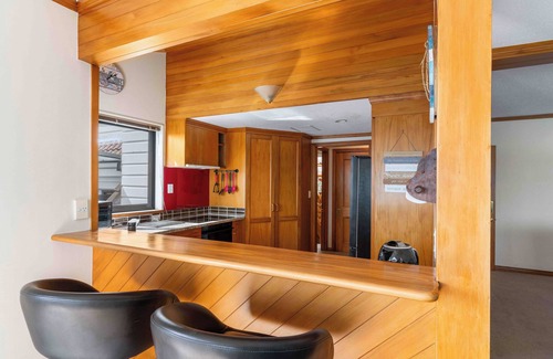Tauranga House | Poolside Lookout - Tauranga Holiday Home
