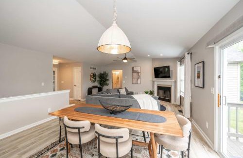 Walton House | Poolside Paradise Near the Ark