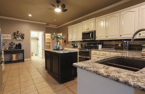 Wolfforth House | Poolside SW Vista Escape 6 Bedroom Just 20 Minutes to Tech