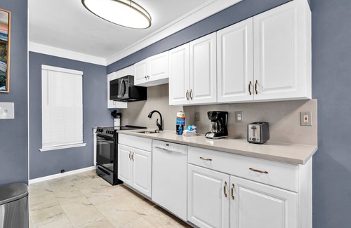 Holiday Isle Condo | Poolside Villas 104 near beach sleeps 5