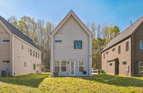 Sugar Creek House | PoolTable-15 Mins to Uptown & DT-King Bed!