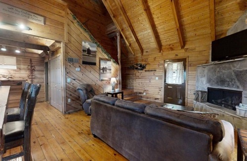 Townsend Cabin | Pop's Perch (2-Bedroom Cabin) - Pets Allowed by RedAwning