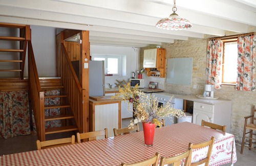 Saint-Pierre-d'Amilly House | Poppies gite with 3 bedrooms for 8 people.
