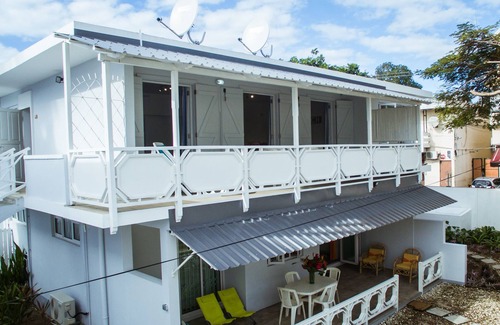 Trou aux Biches House | Porcelaine: Stylish apartment with seaview from its balcony