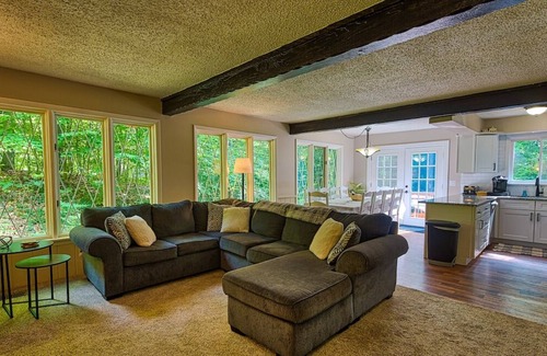 Michaywe House | Porcupine Lodge · Stunning Cabin - Arcade & Pickleball - sleeps 13