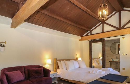 Aldermaston Wharf Apartment | PORRICK - NO. 2, pet friendly, with a garden in Goring-On-Thames