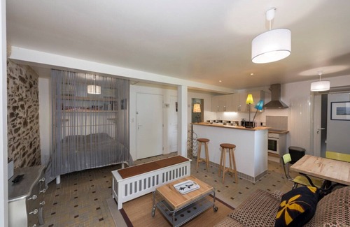 Beganne Apartment | Port de Folleux, waterfront accommodation with terrace in wooded garden