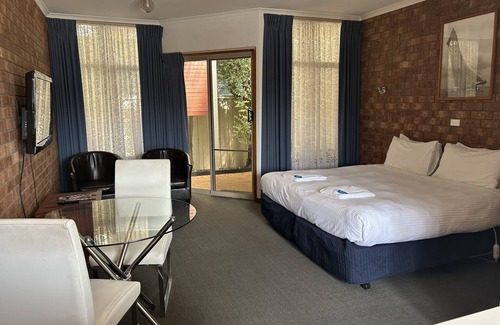 Portarlington Hotel | Portarlington Beach Motel